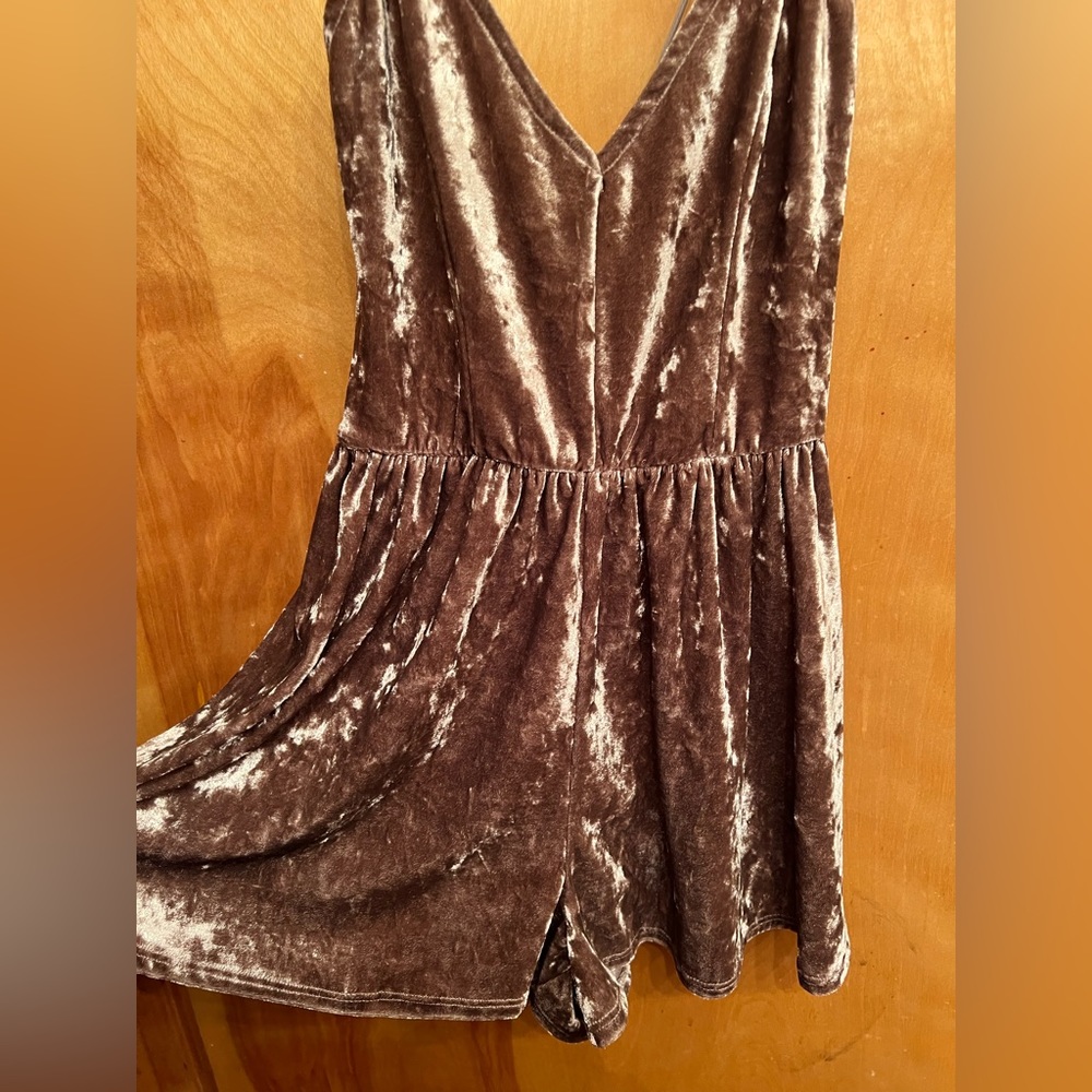 Velvety small romper. - Picture 3 of 3